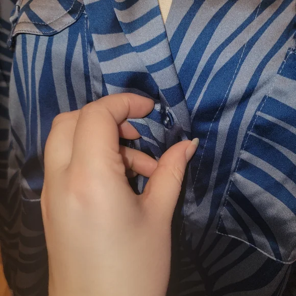 White House Black Market Top Size M Blues - Picture 6 of 12